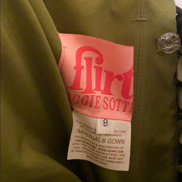 Beautiful gown - Picture 2 of 5